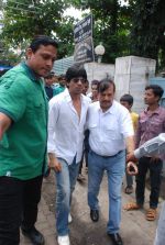 Shahrukh Khan at Ashok Mehta_s funeral in Mumbai on 17th Aug 2012 (161).JPG